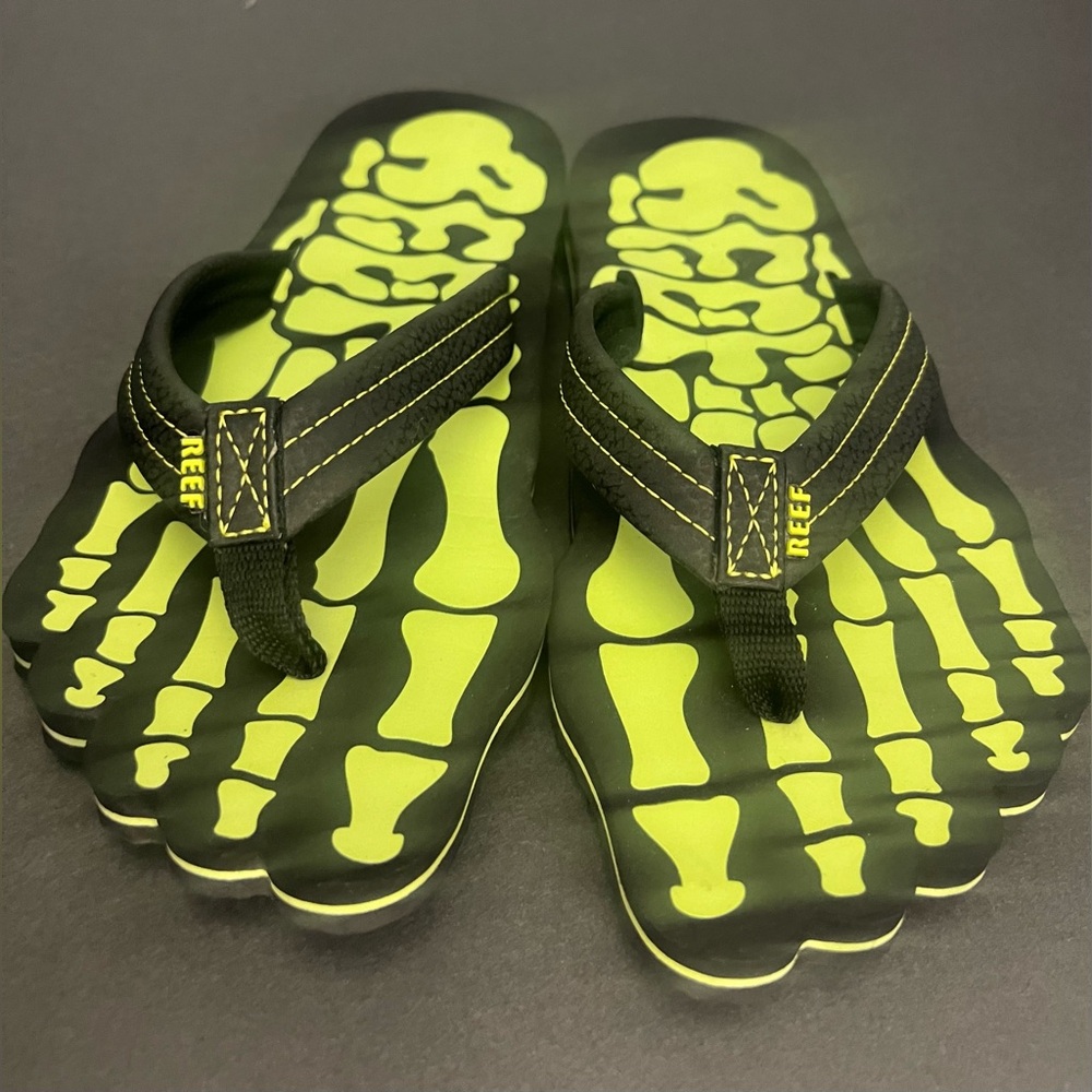 Reef- Sandals, Youth Glow in the dark flip flops - Length of Sandals- 8.5 inches